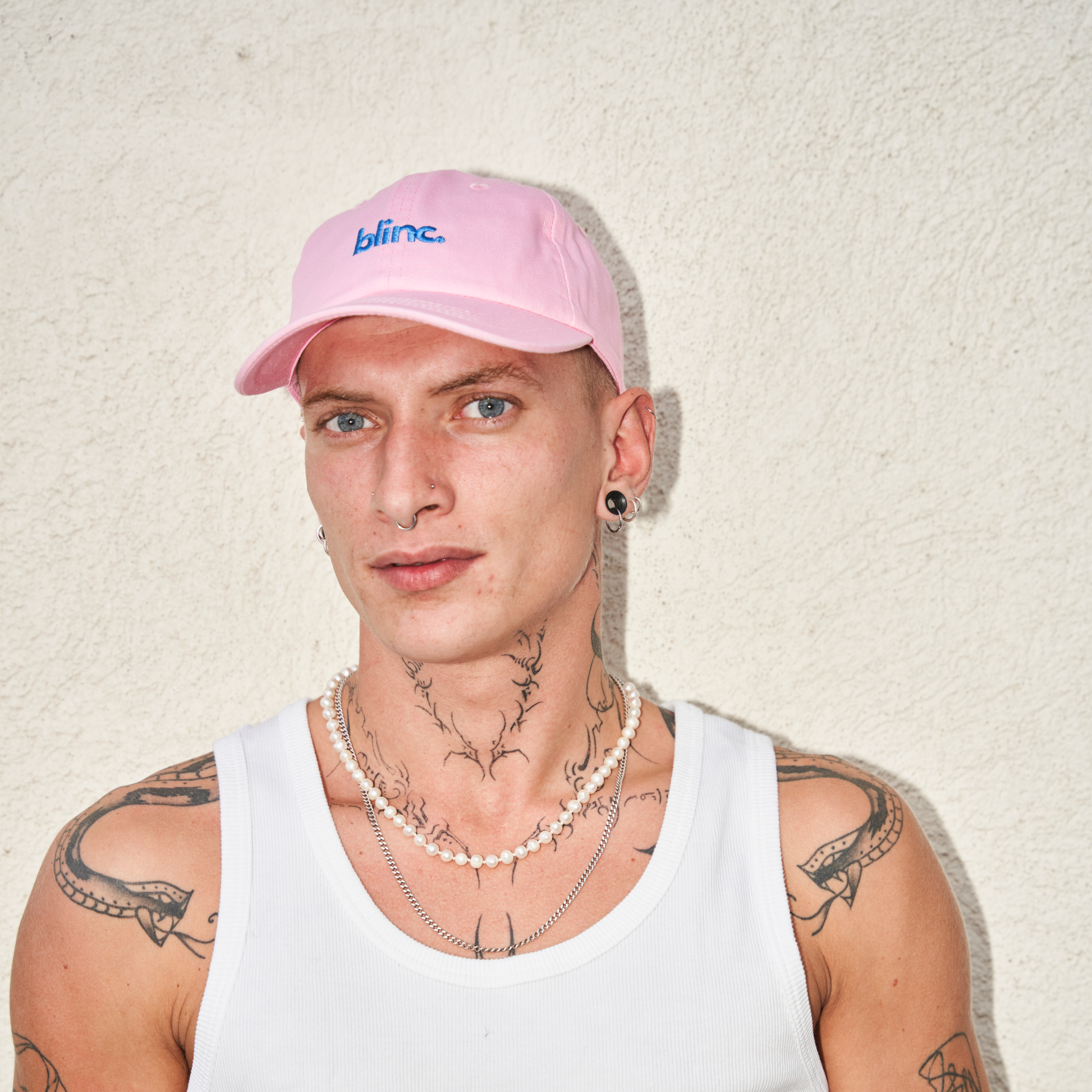 Mann mit rosa Cap