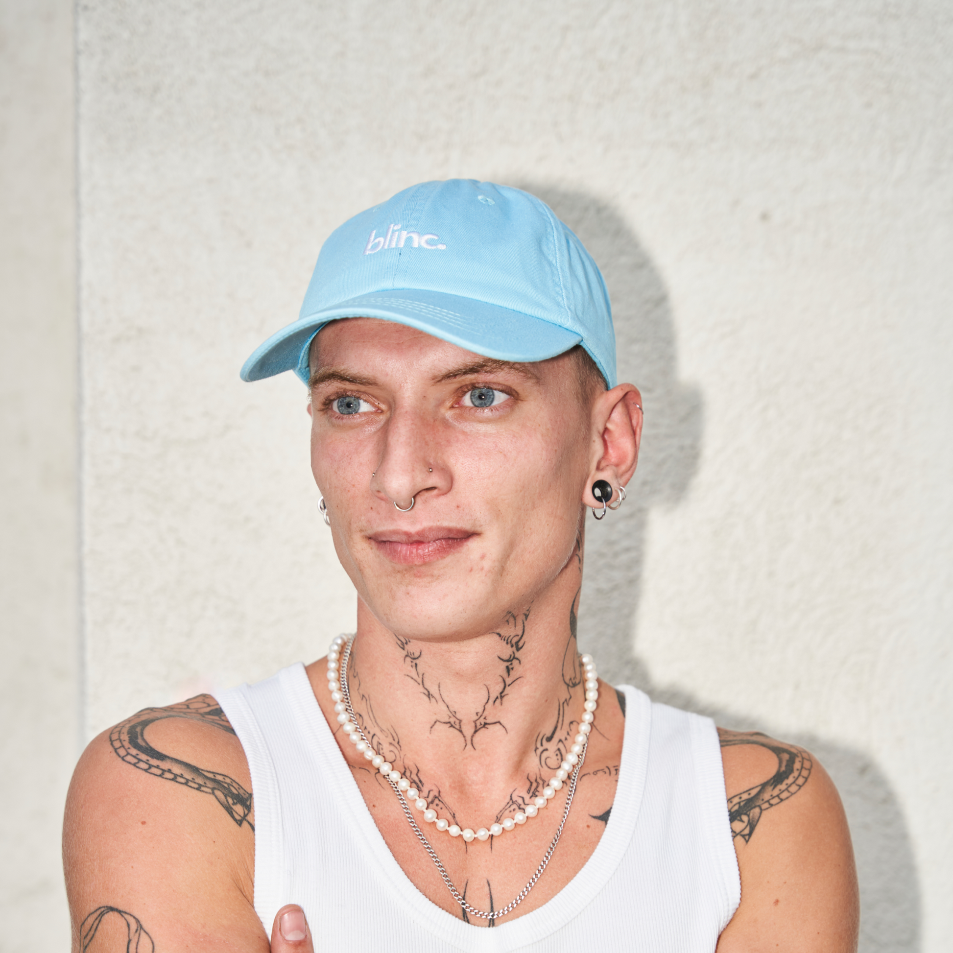 Mann mit blauer Cap